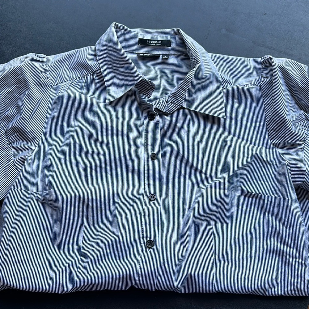 Essential shirt. Button down and 3 buttons on each puffed sleeve